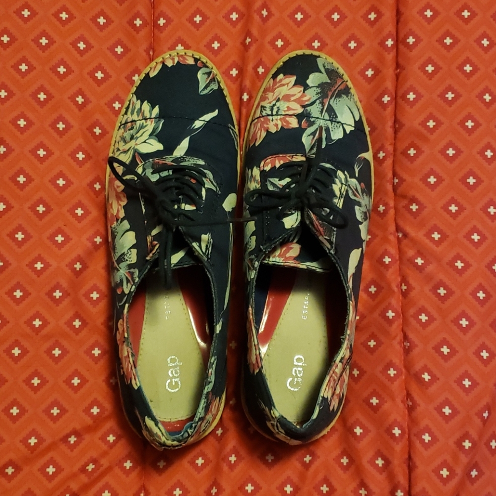 Gap floral fabric Oxford lace up. Size 7